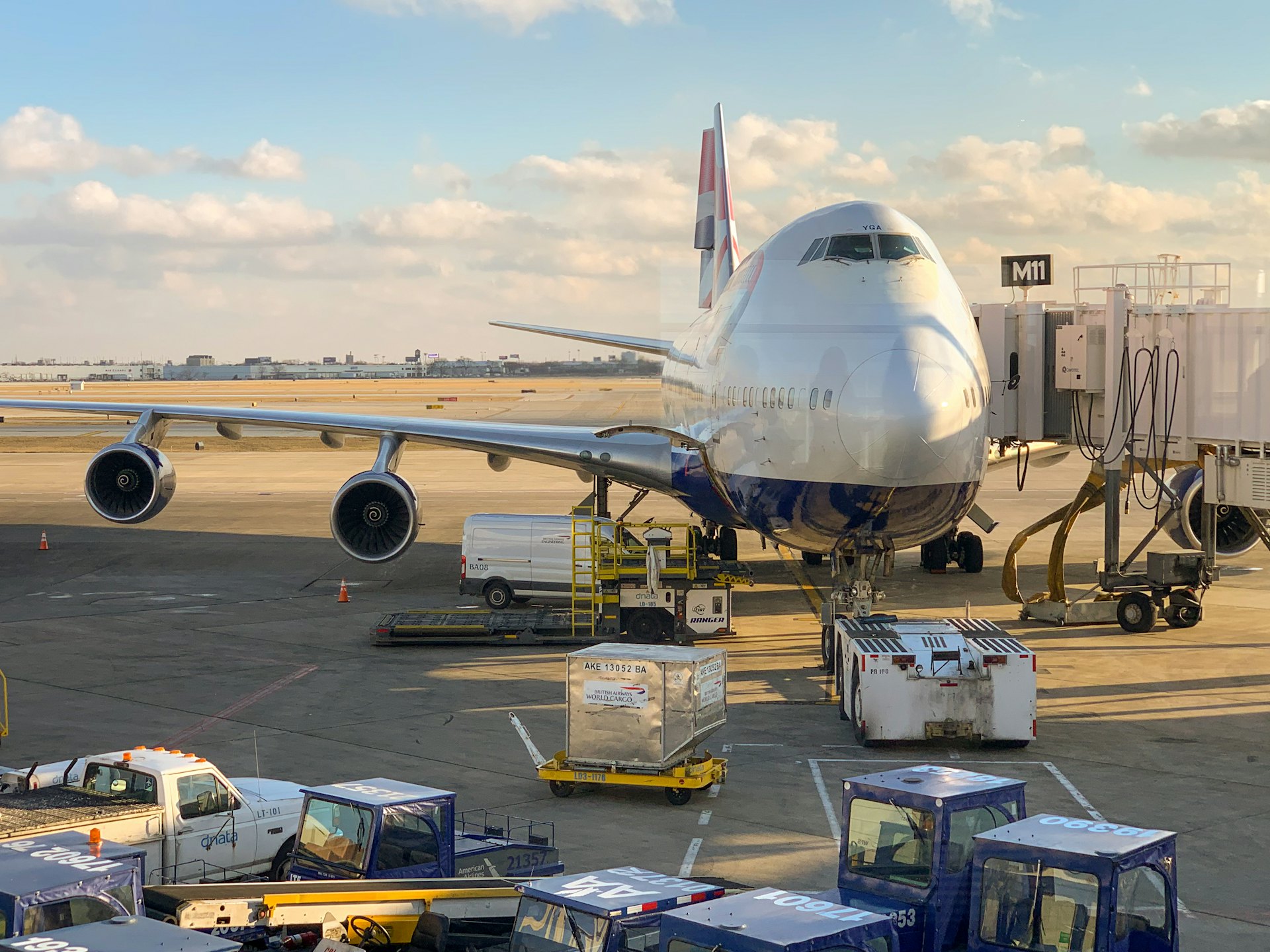 Freighter aircraft loading cargo
